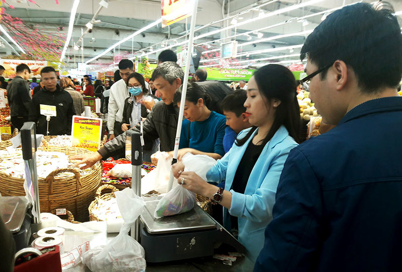 Hóa đơn siêu thị dài 3 mét: Vợ chồng bơ phờ sắm Tết, chùn chân thanh toán