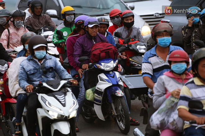 Kết thúc ngày làm việc cuối cùng của năm cũ: Người người vượt khói bụi kẹt xe, hân hoan về quê ăn Tết