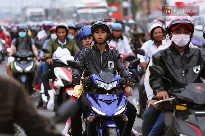 Kết thúc ngày làm việc cuối cùng của năm cũ: Người người vượt khói bụi kẹt xe, hân hoan về quê ăn Tết