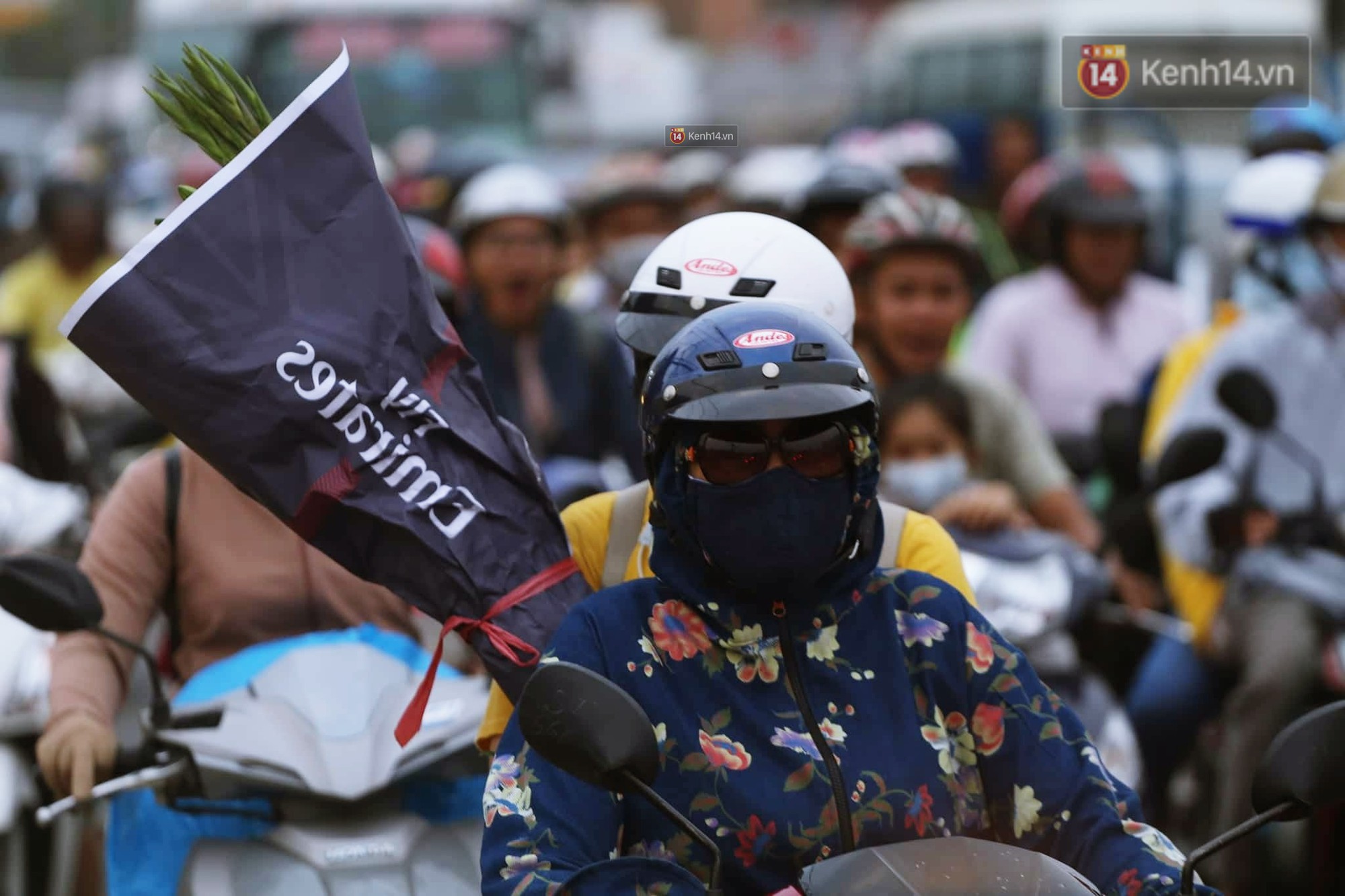 Kết thúc ngày làm việc cuối cùng của năm cũ: Người người vượt khói bụi kẹt xe, hân hoan về quê ăn Tết