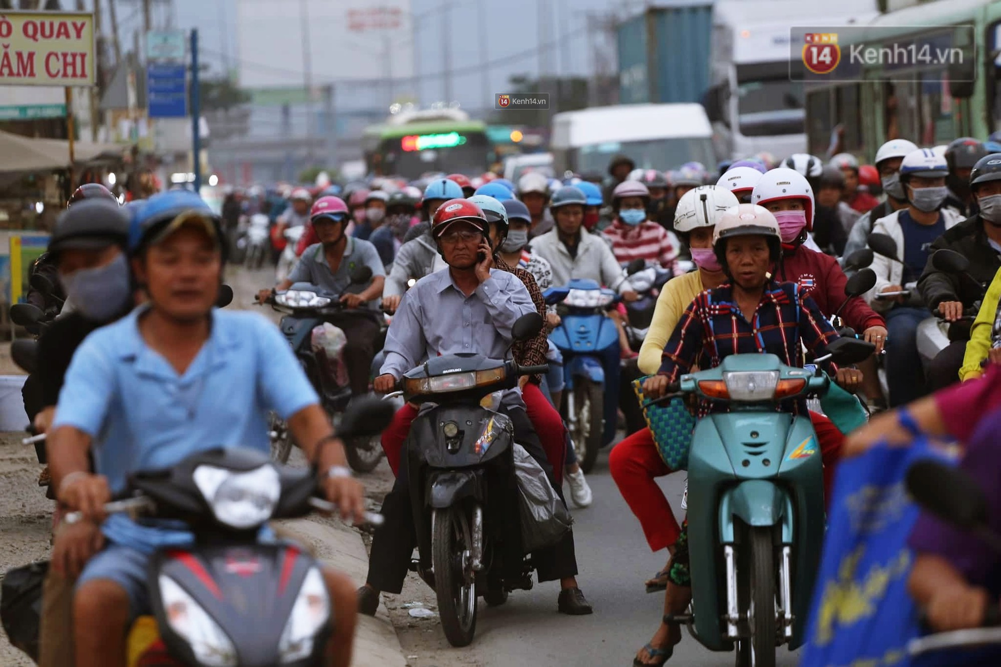 Kết thúc ngày làm việc cuối cùng của năm cũ: Người người vượt khói bụi kẹt xe, hân hoan về quê ăn Tết