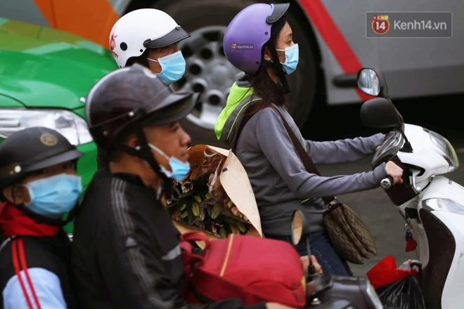 Kết thúc ngày làm việc cuối cùng của năm cũ: Người người vượt khói bụi kẹt xe, hân hoan về quê ăn Tết