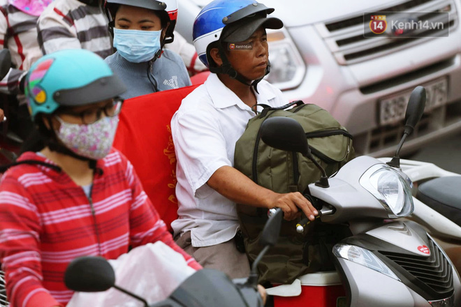 Kết thúc ngày làm việc cuối cùng của năm cũ: Người người vượt khói bụi kẹt xe, hân hoan về quê ăn Tết