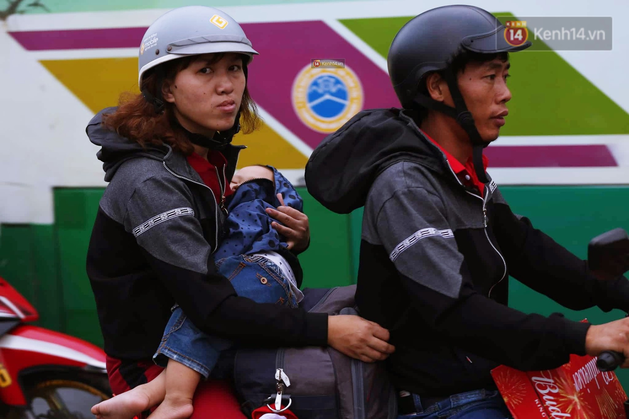 Kết thúc ngày làm việc cuối cùng của năm cũ: Người người vượt khói bụi kẹt xe, hân hoan về quê ăn Tết