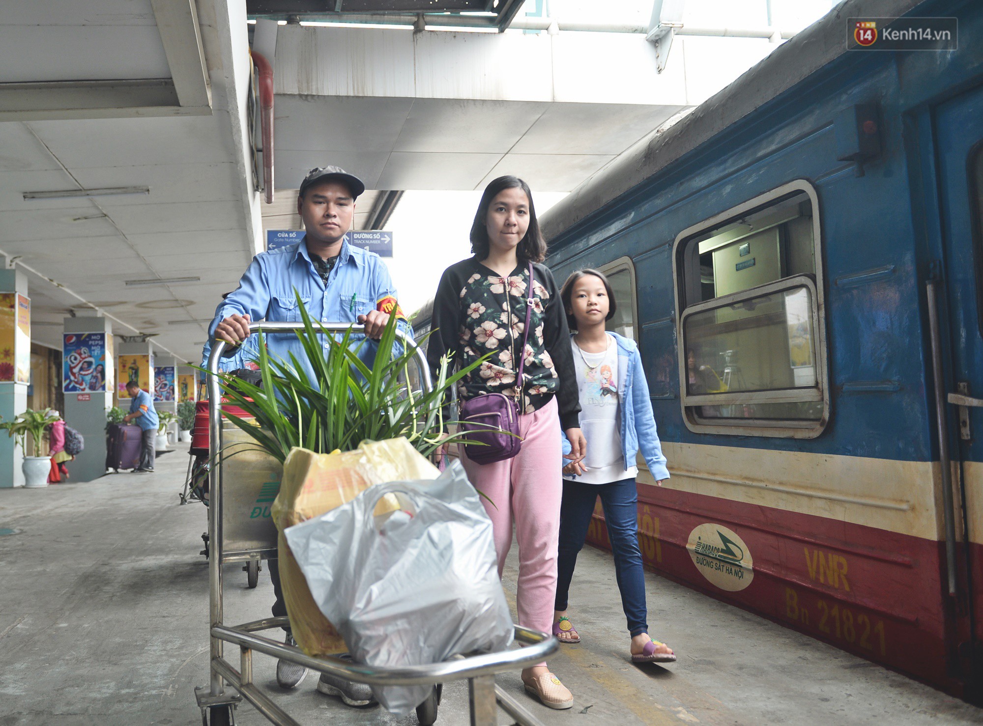 Kết thúc ngày làm việc cuối cùng của năm cũ: Người người vượt khói bụi kẹt xe, hân hoan về quê ăn Tết