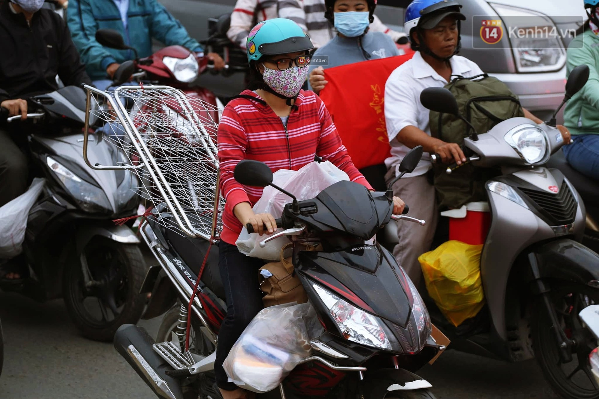 Kết thúc ngày làm việc cuối cùng của năm cũ: Người người vượt khói bụi kẹt xe, hân hoan về quê ăn Tết