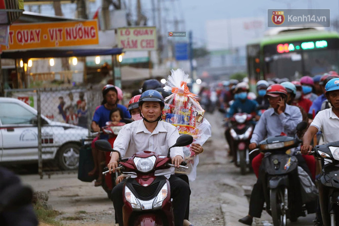Kết thúc ngày làm việc cuối cùng của năm cũ: Người người vượt khói bụi kẹt xe, hân hoan về quê ăn Tết