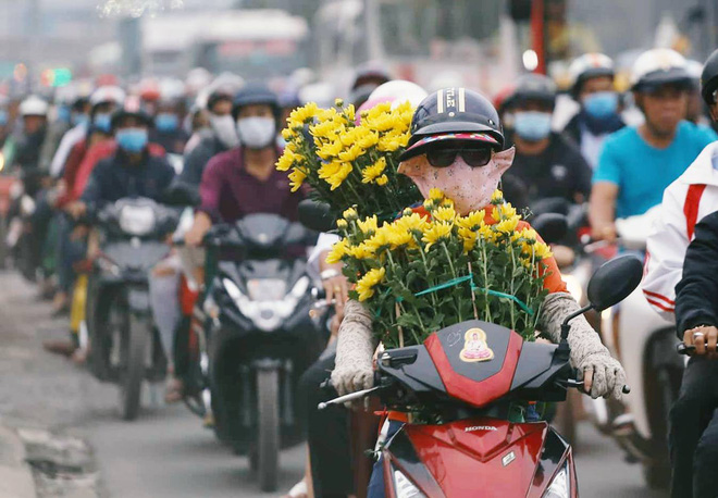 Kết thúc ngày làm việc cuối cùng của năm cũ: Người người vượt khói bụi kẹt xe, hân hoan về quê ăn Tết
