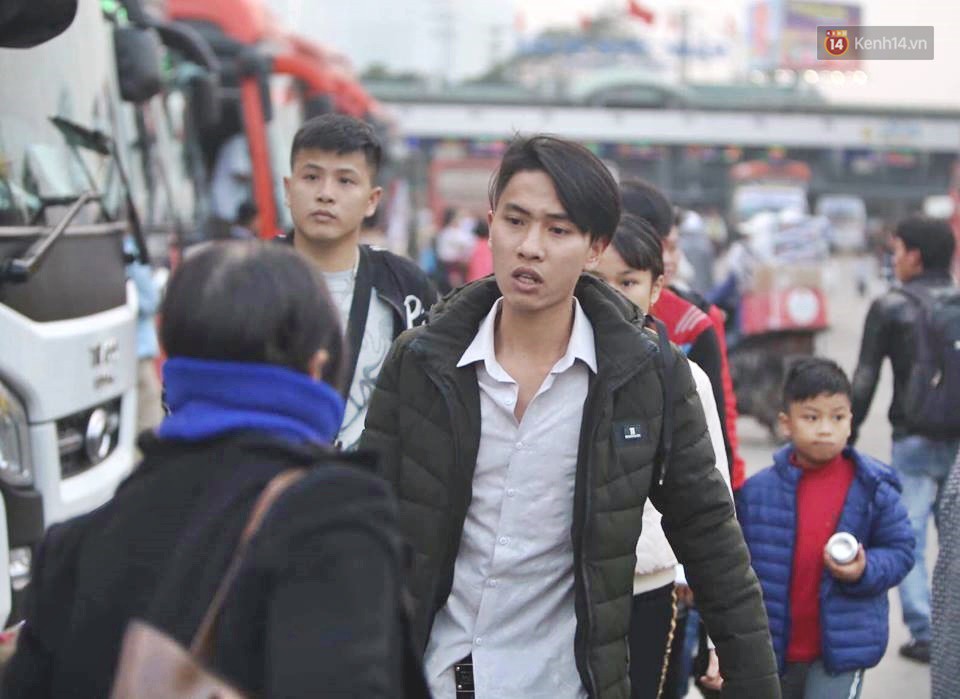 Kết thúc ngày làm việc cuối cùng của năm cũ: Người người vượt khói bụi kẹt xe, hân hoan về quê ăn Tết