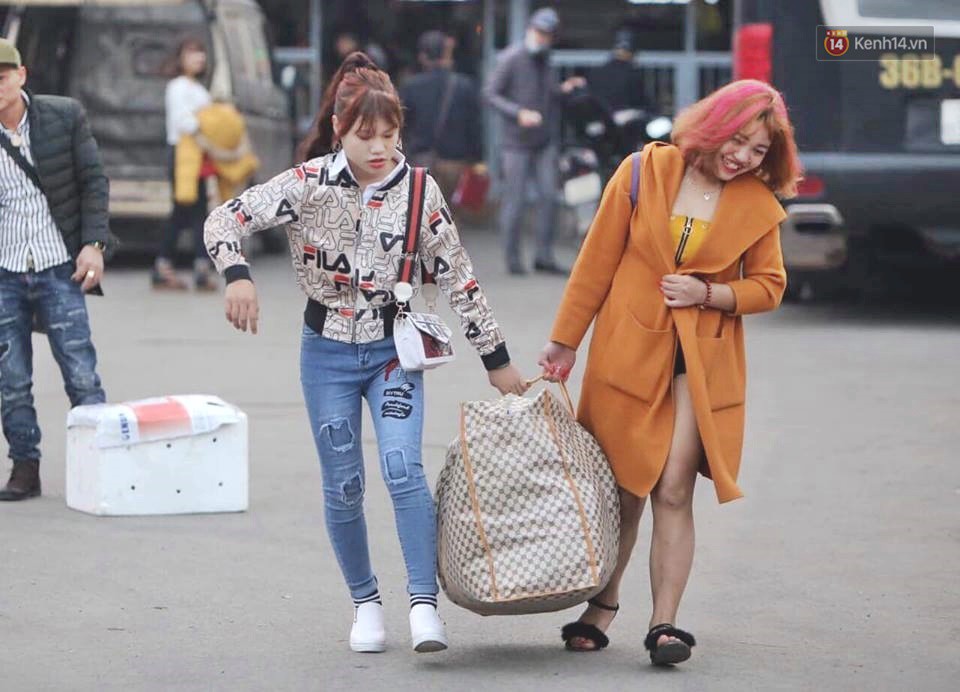 Kết thúc ngày làm việc cuối cùng của năm cũ: Người người vượt khói bụi kẹt xe, hân hoan về quê ăn Tết