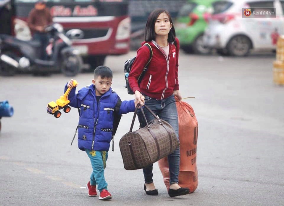 Kết thúc ngày làm việc cuối cùng của năm cũ: Người người vượt khói bụi kẹt xe, hân hoan về quê ăn Tết