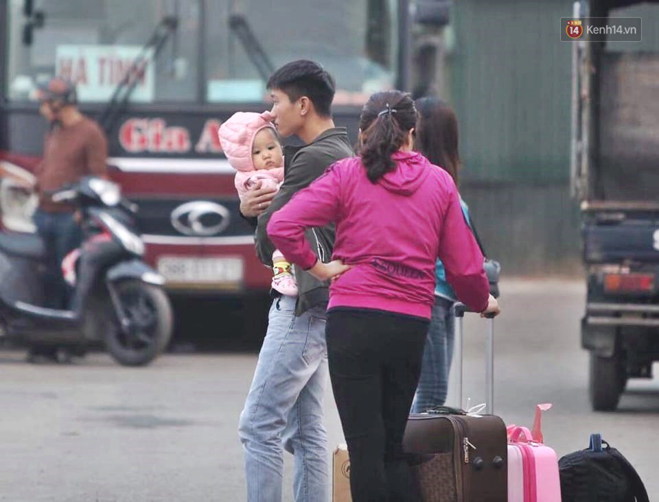 Kết thúc ngày làm việc cuối cùng của năm cũ: Người người vượt khói bụi kẹt xe, hân hoan về quê ăn Tết