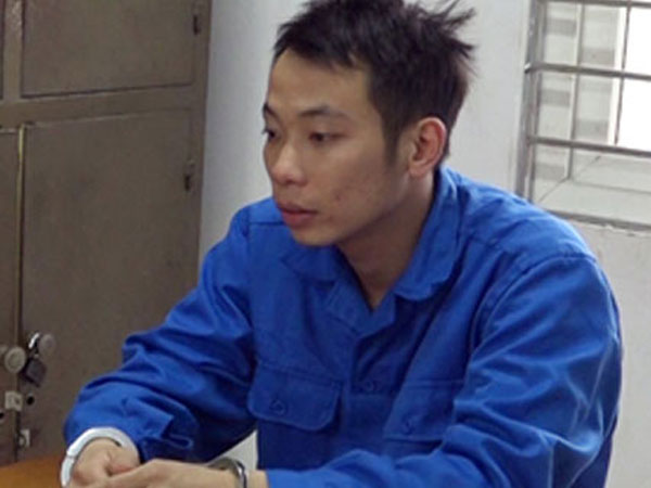 Tống tiền phụ nữ ngoại tình sau khi xem lén điện thoại