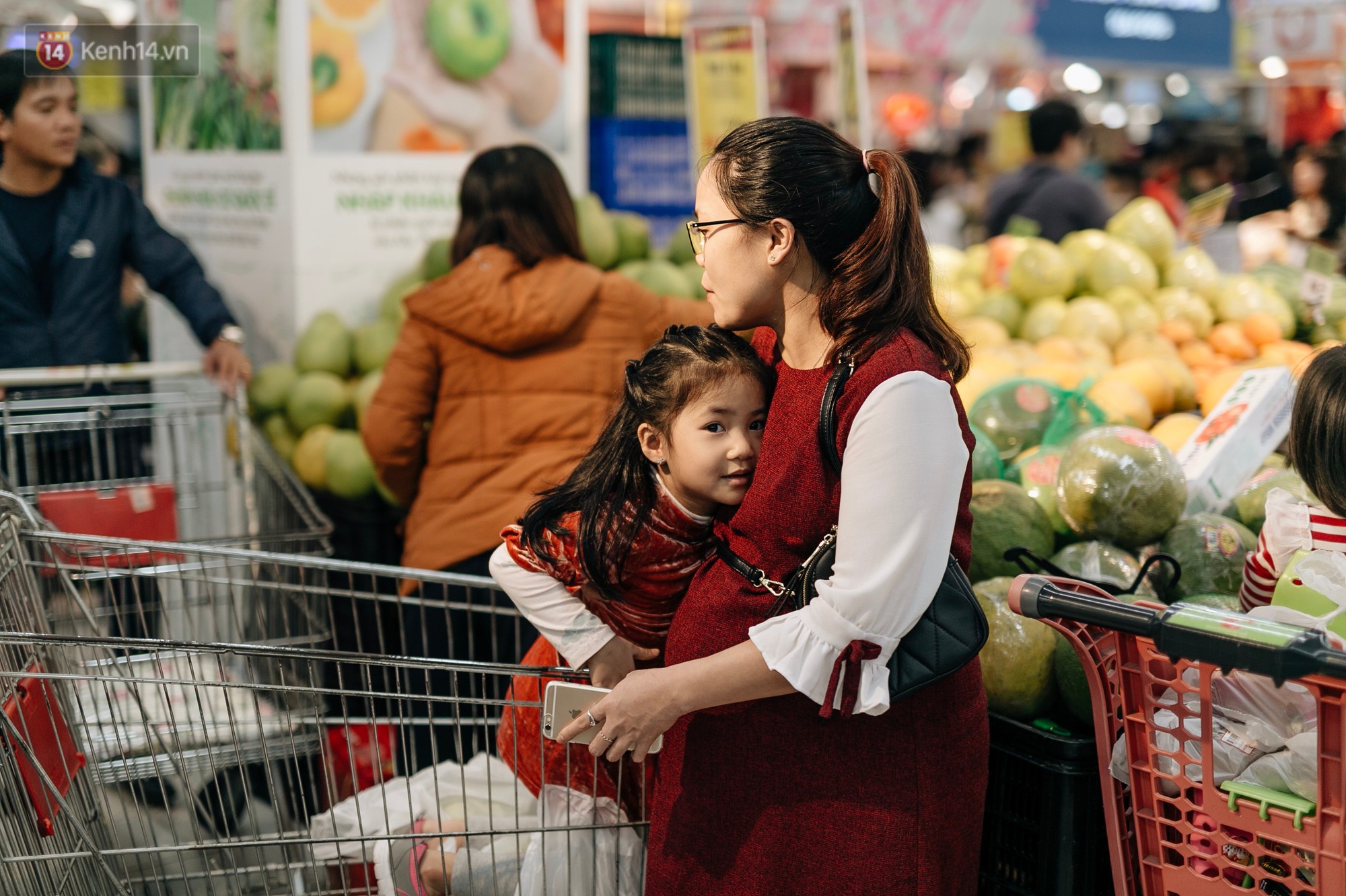 Ảnh: Choáng với cảnh siêu thị ở Hà Nội kín đặc người ngày cuối năm, khách trèo lên cả kệ hàng để mua sắm