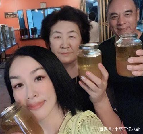 Bom sex gốc Việt Chung Lệ Đề gây tranh cãi khi uống dầu ăn suốt 11 ngày để… thải độc