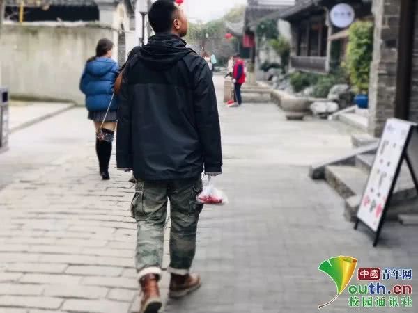 Sợ cảnh chen chúc tàu xe, nam sinh đạp xe 500km, đi hết 7 ngày để về nhà ăn Tết