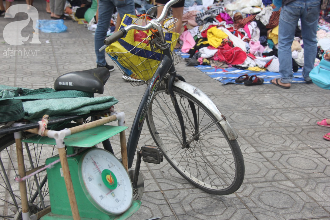 Câu chuyện ấm lòng trước Tết, sạp quần áo ai có đến cho, ai cần đến lấy giữa chung cư Sài Gòn