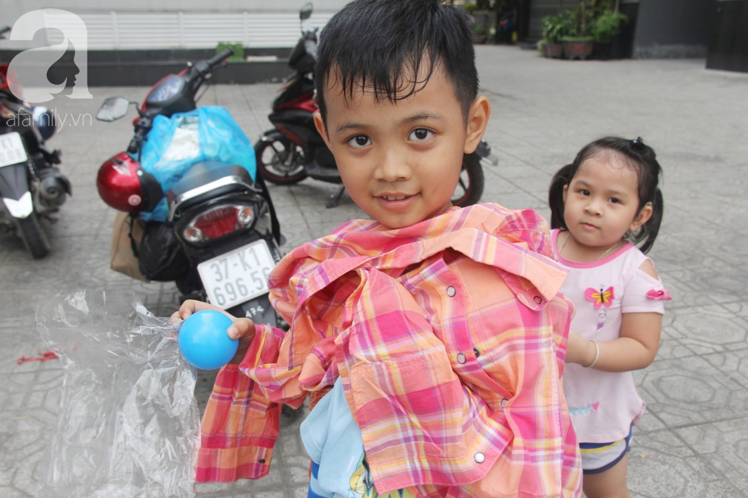 Câu chuyện ấm lòng trước Tết, sạp quần áo ai có đến cho, ai cần đến lấy giữa chung cư Sài Gòn