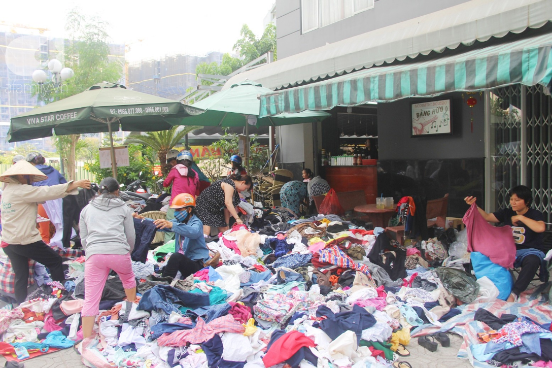 Câu chuyện ấm lòng trước Tết, sạp quần áo ai có đến cho, ai cần đến lấy giữa chung cư Sài Gòn