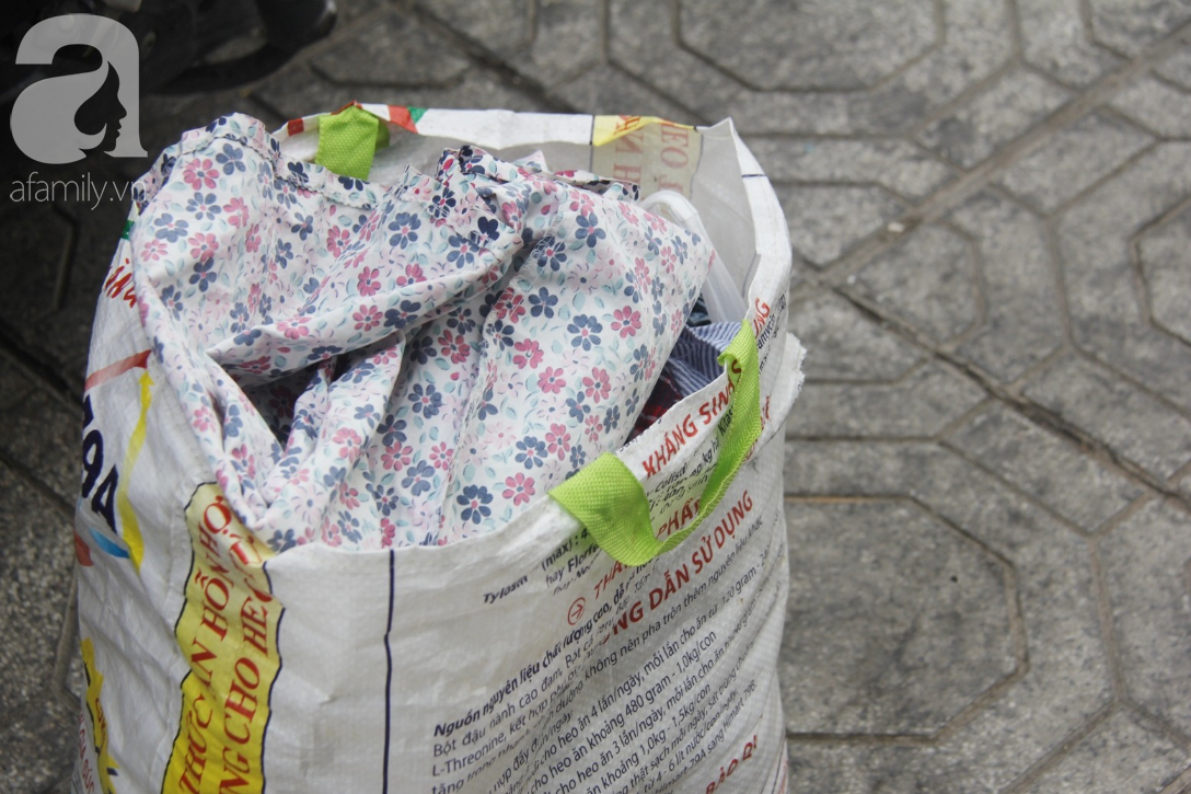 Câu chuyện ấm lòng trước Tết, sạp quần áo ai có đến cho, ai cần đến lấy giữa chung cư Sài Gòn