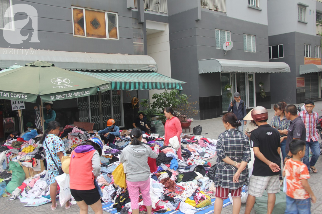 Câu chuyện ấm lòng trước Tết, sạp quần áo ai có đến cho, ai cần đến lấy giữa chung cư Sài Gòn