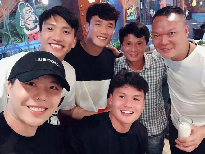 Trịnh Thăng Bình thăm lại đội bóng cũ toàn những chân sút đang hot nhất trên sân cỏ