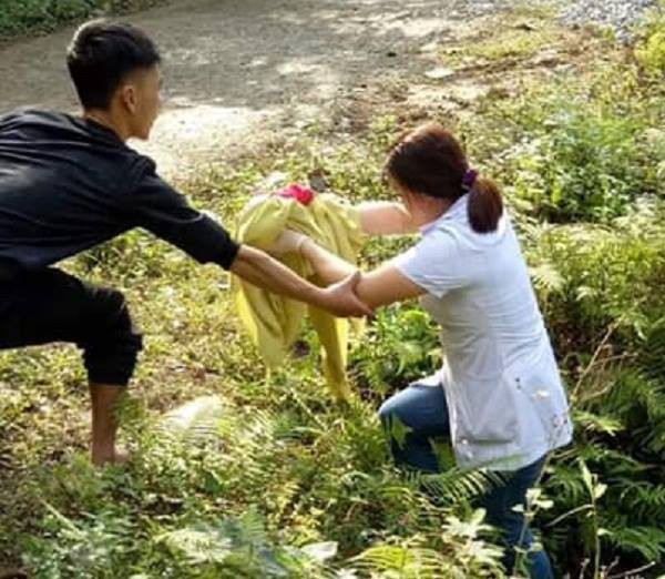 Bị ngã xuống vực, sản phụ sinh bé gái nặng 3kg ngay trong khe núi