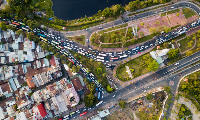 Người dân về Tết phải cuốc bộ vào bến xe ở Sài Gòn vì tắc đường