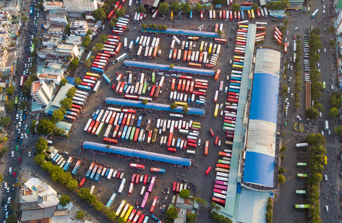 Người dân về Tết phải cuốc bộ vào bến xe ở Sài Gòn vì tắc đường