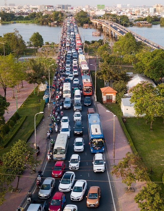 Người dân về Tết phải cuốc bộ vào bến xe ở Sài Gòn vì tắc đường