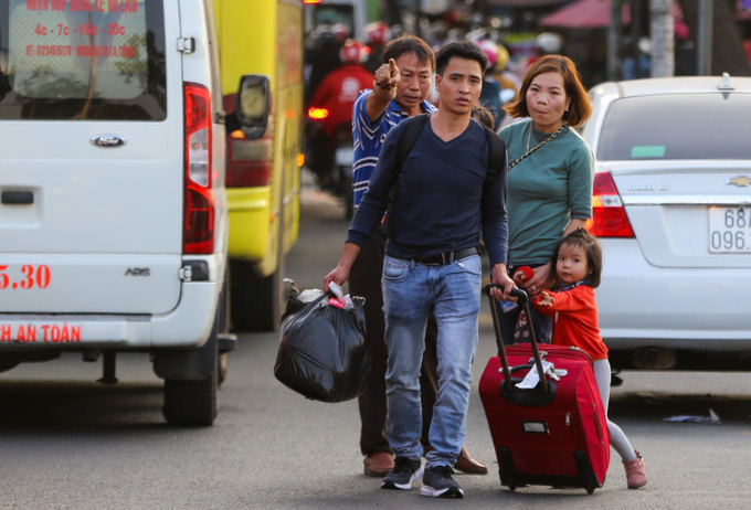 Người dân về Tết phải cuốc bộ vào bến xe ở Sài Gòn vì tắc đường