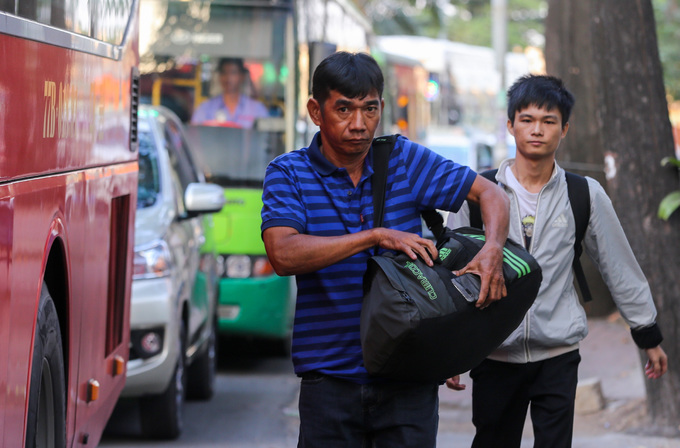 Người dân về Tết phải cuốc bộ vào bến xe ở Sài Gòn vì tắc đường