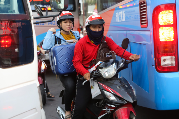 Người dân về Tết phải cuốc bộ vào bến xe ở Sài Gòn vì tắc đường