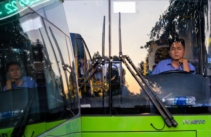 Người dân về Tết phải cuốc bộ vào bến xe ở Sài Gòn vì tắc đường