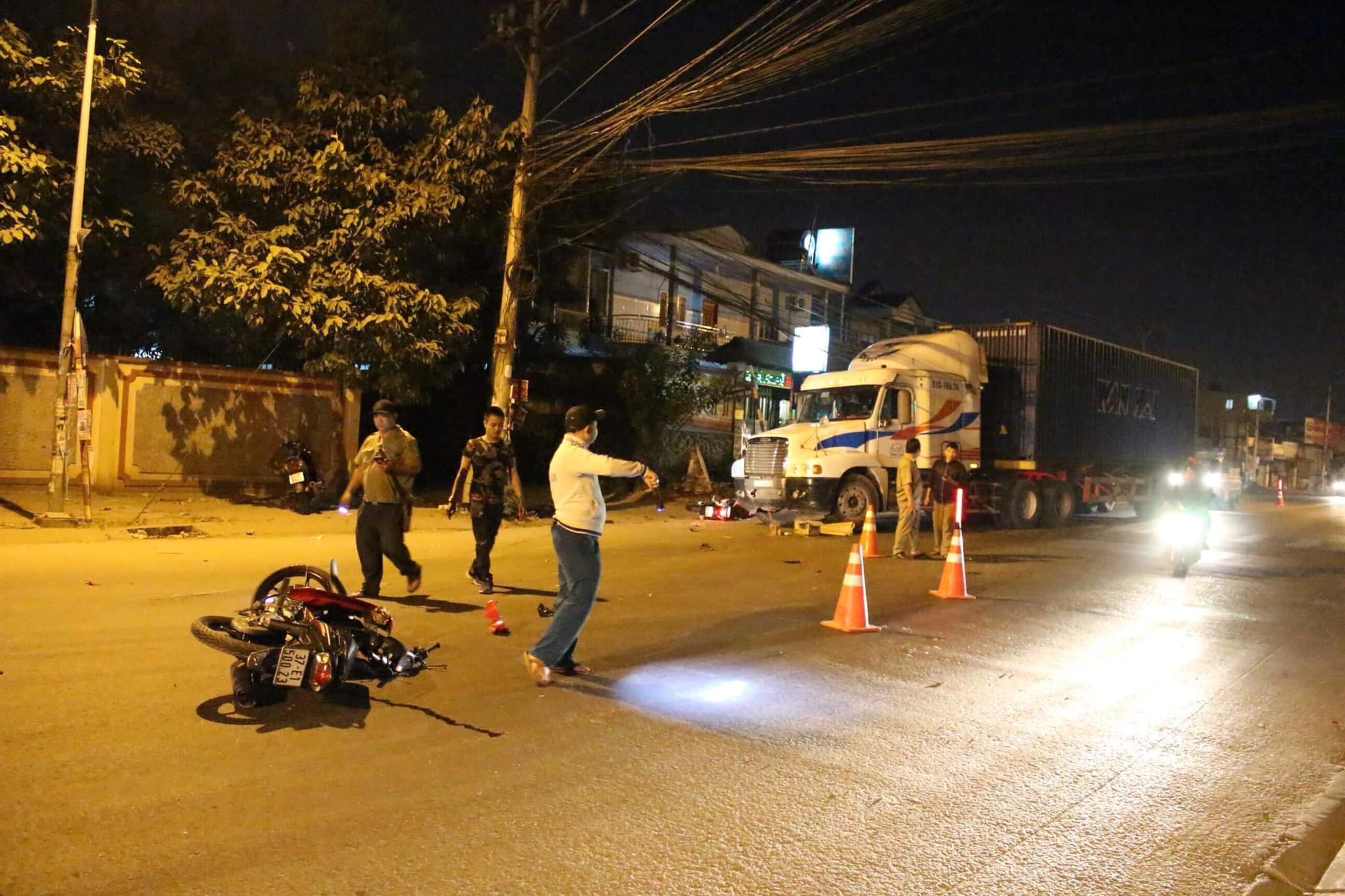 Bình Dương: Va chạm xe đầu kéo, 2 người thương vong