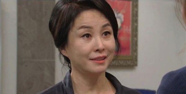 Cuộc điện thoại dứt khoát của nàng dâu 5 năm liền bị mẹ chồng không cho về ăn Tết nhà ngoại