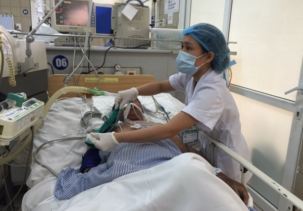 Uống 8 chai rượu tất niên, nam thanh niên hôn mê