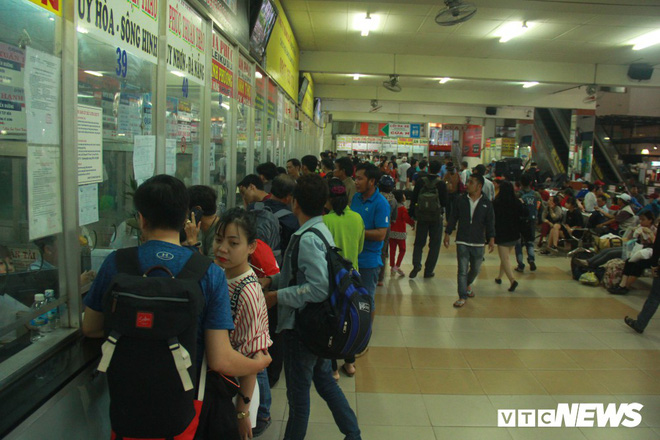 Ảnh: Người dân ùn ùn về quê ăn Tết, đường phố TP.HCM kẹt cứng ngày cuối năm