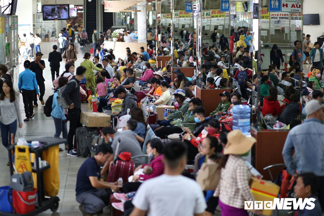 Ảnh: Người dân ùn ùn về quê ăn Tết, đường phố TP.HCM kẹt cứng ngày cuối năm