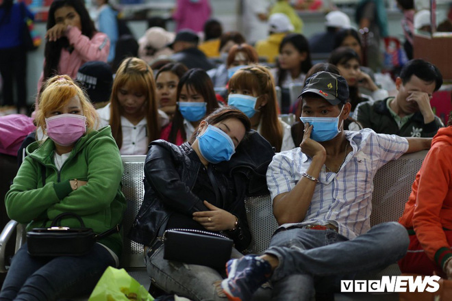 Ảnh: Người dân ùn ùn về quê ăn Tết, đường phố TP.HCM kẹt cứng ngày cuối năm