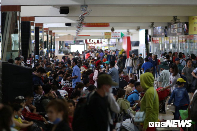 Ảnh: Người dân ùn ùn về quê ăn Tết, đường phố TP.HCM kẹt cứng ngày cuối năm