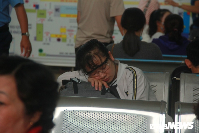 Ảnh: Người dân ùn ùn về quê ăn Tết, đường phố TP.HCM kẹt cứng ngày cuối năm