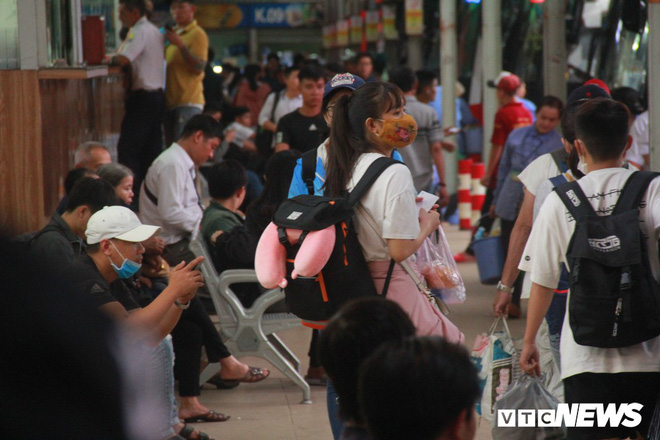 Ảnh: Người dân ùn ùn về quê ăn Tết, đường phố TP.HCM kẹt cứng ngày cuối năm