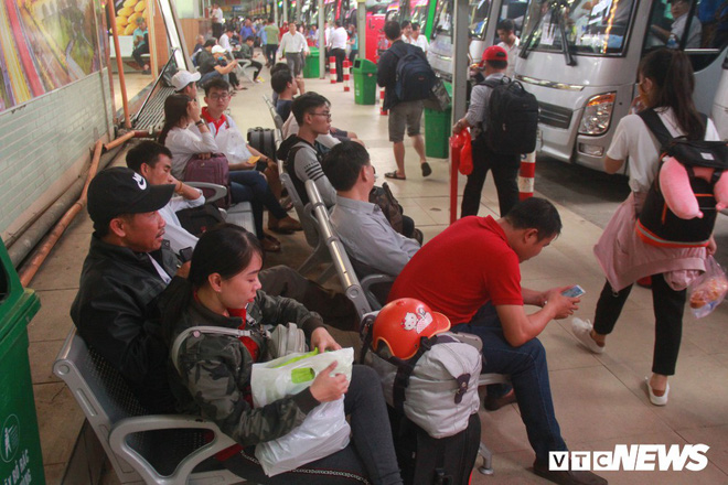 Ảnh: Người dân ùn ùn về quê ăn Tết, đường phố TP.HCM kẹt cứng ngày cuối năm