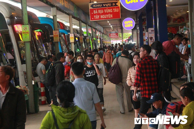 Ảnh: Người dân ùn ùn về quê ăn Tết, đường phố TP.HCM kẹt cứng ngày cuối năm