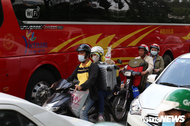 Ảnh: Người dân ùn ùn về quê ăn Tết, đường phố TP.HCM kẹt cứng ngày cuối năm