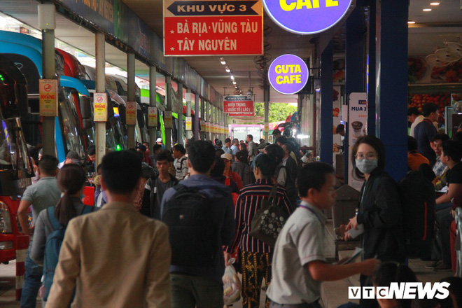 Ảnh: Người dân ùn ùn về quê ăn Tết, đường phố TP.HCM kẹt cứng ngày cuối năm