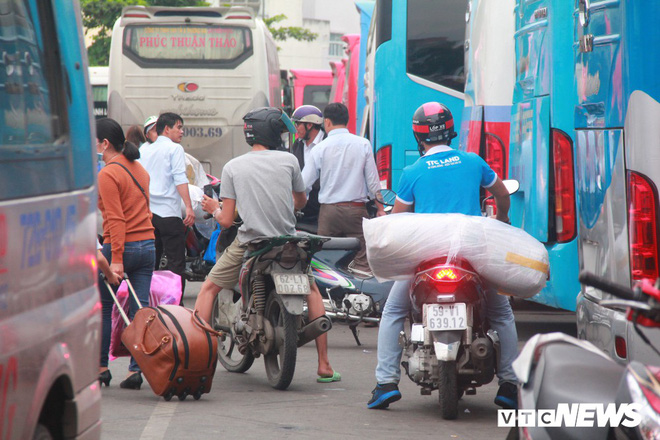 Ảnh: Người dân ùn ùn về quê ăn Tết, đường phố TP.HCM kẹt cứng ngày cuối năm