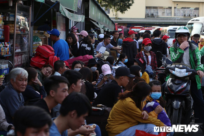 Ảnh: Người dân ùn ùn về quê ăn Tết, đường phố TP.HCM kẹt cứng ngày cuối năm