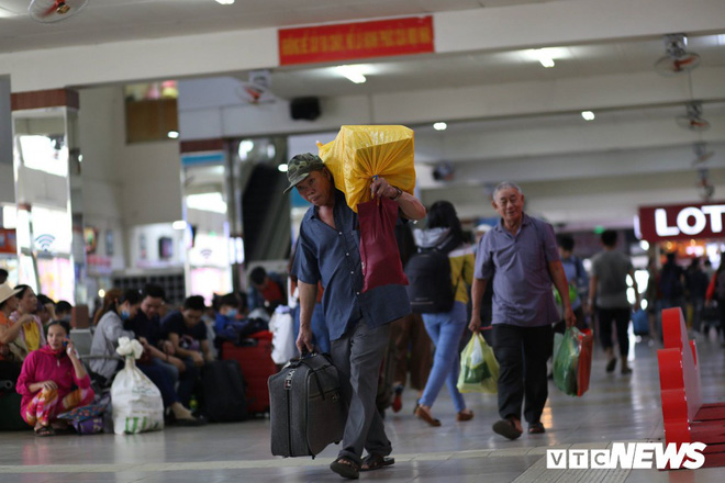 Ảnh: Người dân ùn ùn về quê ăn Tết, đường phố TP.HCM kẹt cứng ngày cuối năm